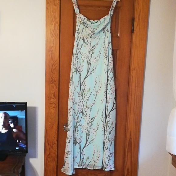 Boohoo Dresses & Skirts - Feminine and flowy formal dress